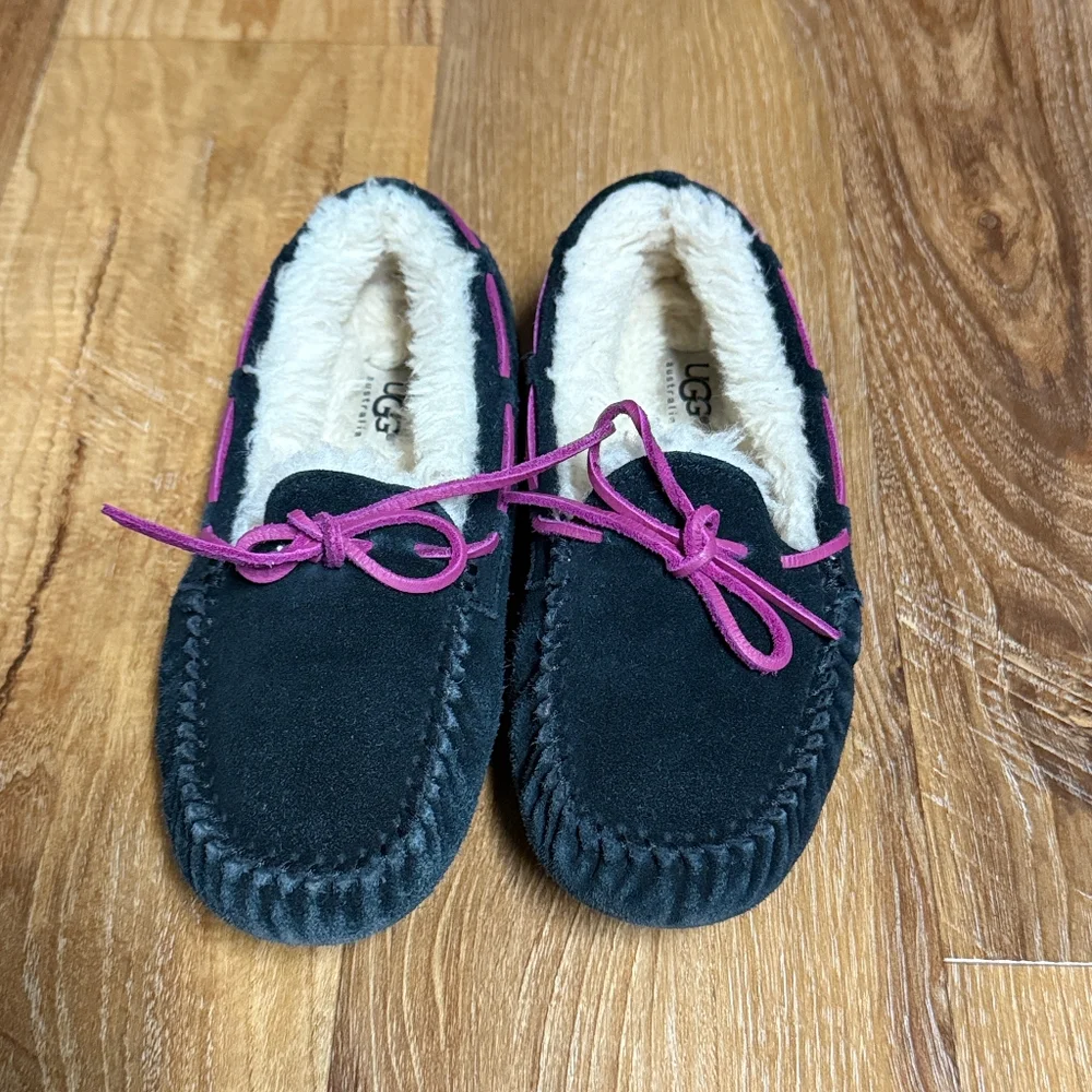UGG Little Girl's Dakota Moccasin/Loafer Style Slippers (Size: 1Y) EUC
